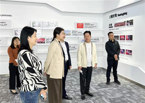 熱烈歡迎瑤海區(qū)范區(qū)長(zhǎng)等領(lǐng)導(dǎo)一行來(lái)訪客來(lái)福家居股份有限公司參觀指導(dǎo)！